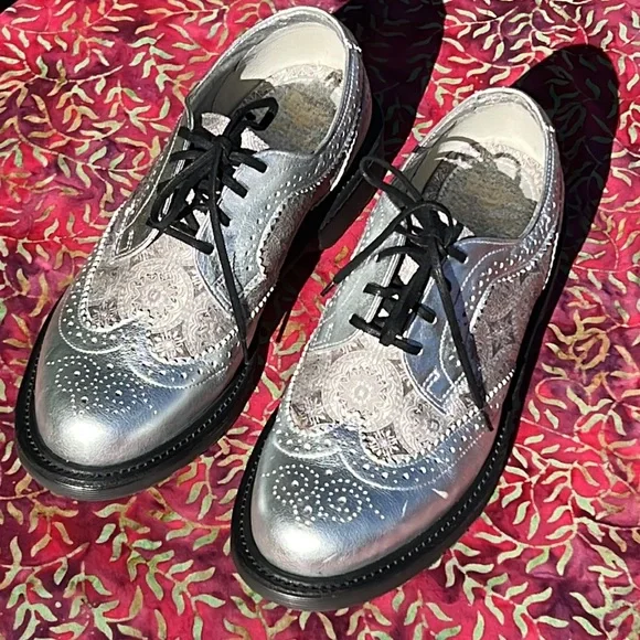 🏴󠁧󠁢󠁥󠁮󠁧󠁿 Dr. Martens Silver MIE Medallion Brogue Wingtip Oxfords UK 5